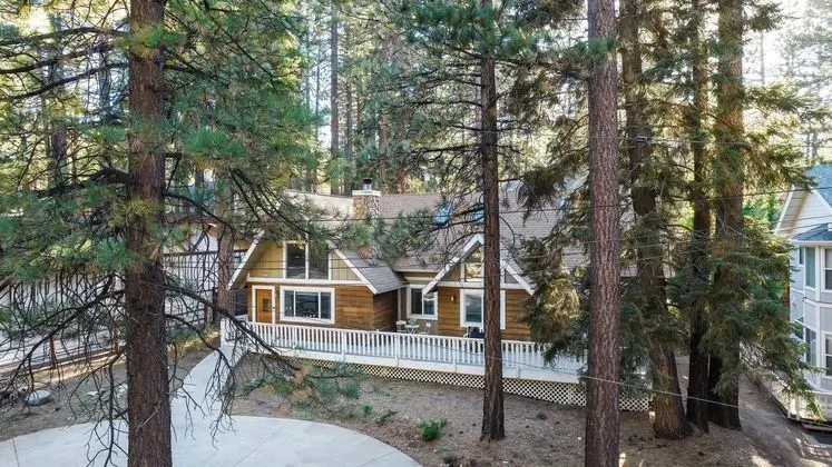 Hartwood by Avantstay Cozy Big Bear Abode w/ Spacious Deck & Stone Fireplace - İç Mekan