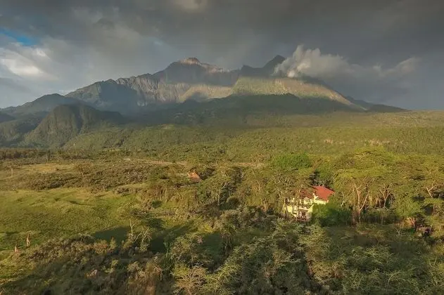 Hatari Lodge