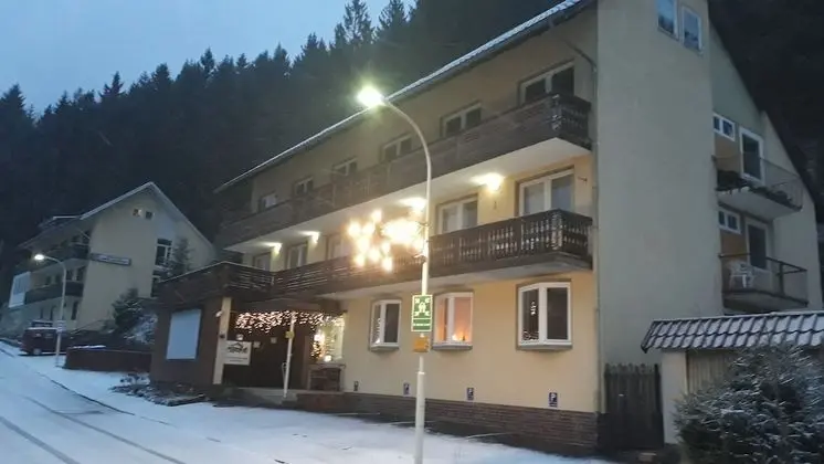 Haus Mena