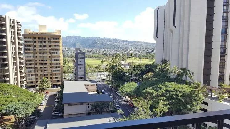 HAWAII  2 MIN FROM THE BEACH