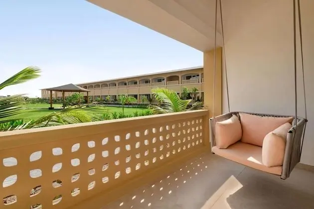 Hawthorn Suites by Wyndham Dwarka - Oda