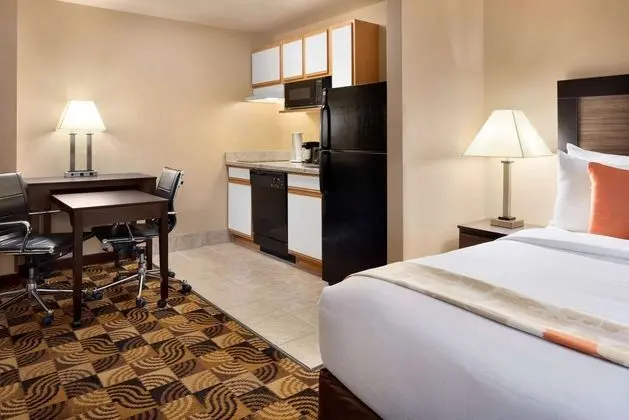 Hawthorn Suites By Wyndham OakCreek/Milwaukee Airp