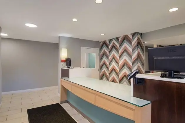 HAWTHORN SUITES BY WYNDHAM OMAHA/OLD MILL - Lobi