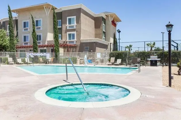 Hawthorn Suites by Wyndham Victorville - Havuz