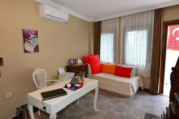 Hayriye Hanim Ege - Lobi