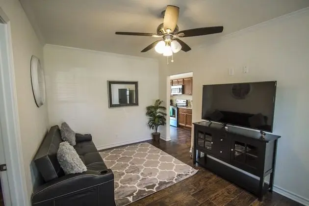 Hays St Cozy Remodeled 2br/2ba House Sleeps 8