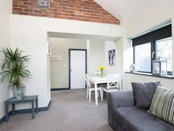 Heaps House - Genel