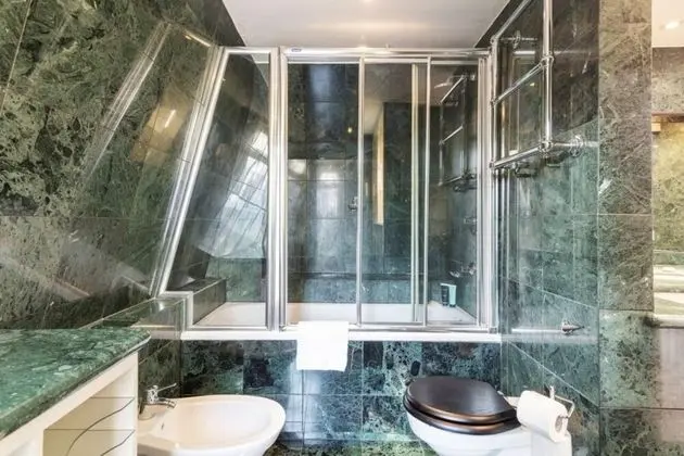 The Heart of Chelsea - Modern Bright 4bdr Home With Gym Parking Patio - Banyo Tipleri