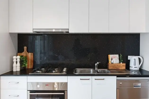 Heart of Highett Apartment by Ready Set Host - Mutfak