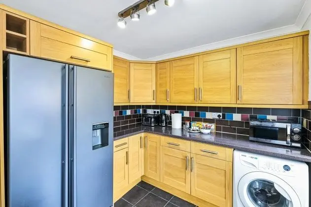 Heathrow Living St Annes Svcs Hse 5 BDRM - Mutfak