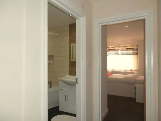 Heathrow Travellers Hub B & B - Genel