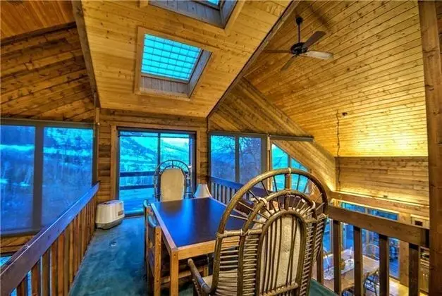 Heavenly Daze Chalet - Oda Düzeni