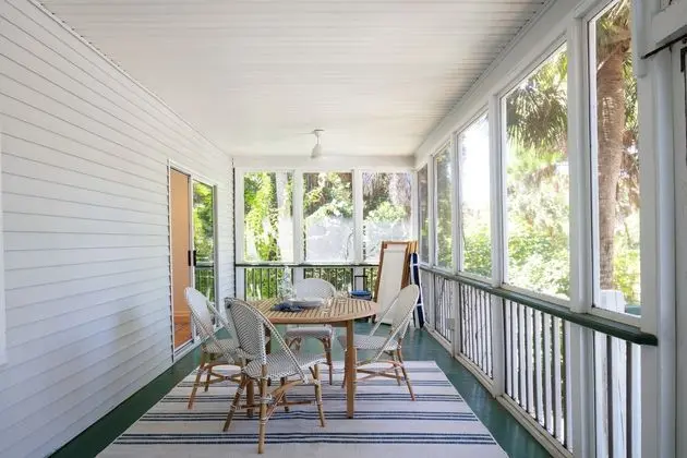Hemlock by Avantstay Minutes From Folly Beach w/ Multiple Patios - Yerinde Yemek