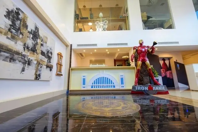 Heroes Hotel - Lobi