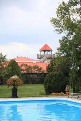 Hessenland Inn & Schatz Winery