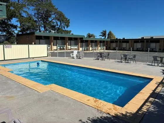 Hi-Way Eight Motor Inn - 1
