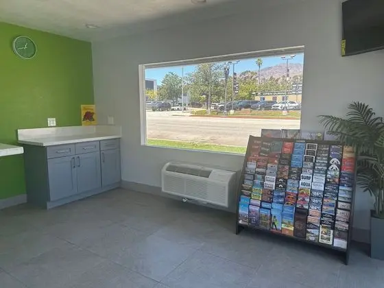 Hi-Way Host Motel - Lobi
