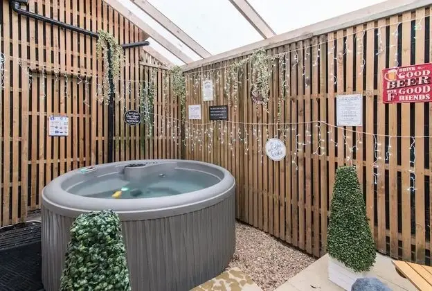 Hidden Hot Tub Retreat Apartment in Nottingham