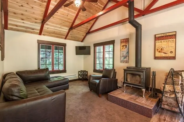 Hideaway Above The Stream - İç Mekan