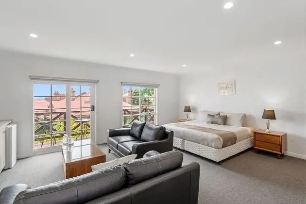 Hideaway on George - Öne Çıkan Resim