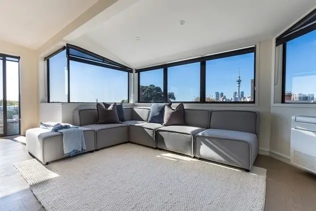 High-end 3BR House - Skytower View