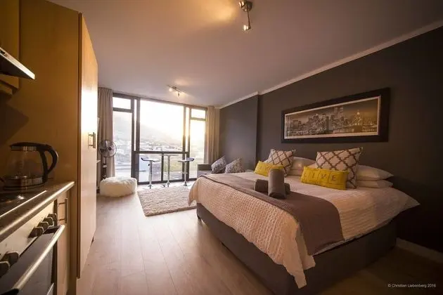 High-end city center studio with Views - Öne Çıkan Resim