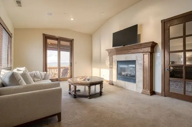 High Meadow by Avantstay Alpine Views w/ Indoor Pool, Hot Tub & Open Floor Plan - İç Mekan