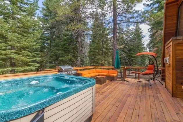 High Pines Hideaway by Avantstay Newly Remodeled in Tahoe Donner With Hot Tub!