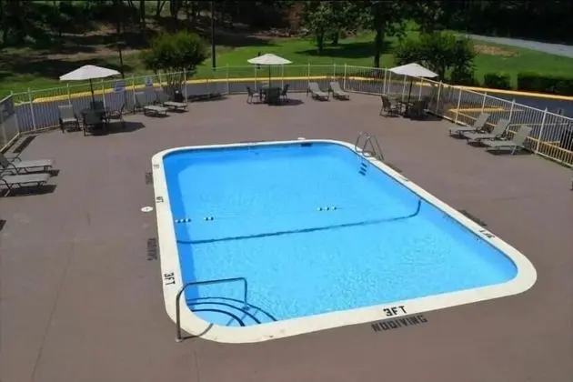 High Point Arcadia Inn - Havuz
