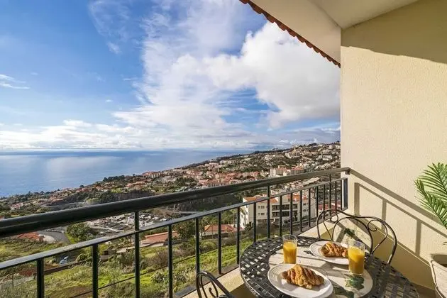 In the High Zone of Caniço, With sea View - Varandas do Mar