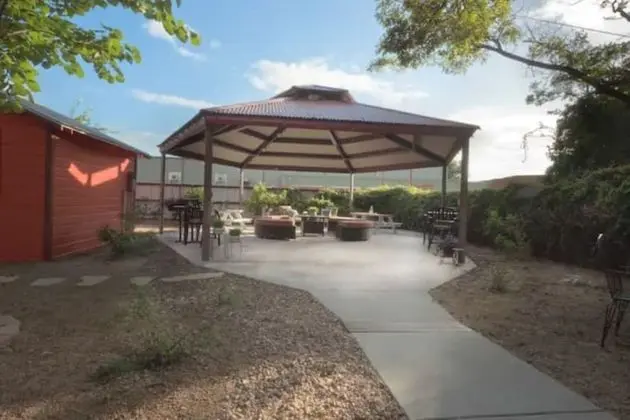 The Highland House 5BR Huge Patio 2 Miles to DT