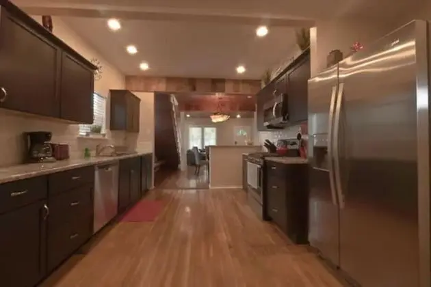 The Highland House 5BR Huge Patio 2 Miles to DT - Mutfak