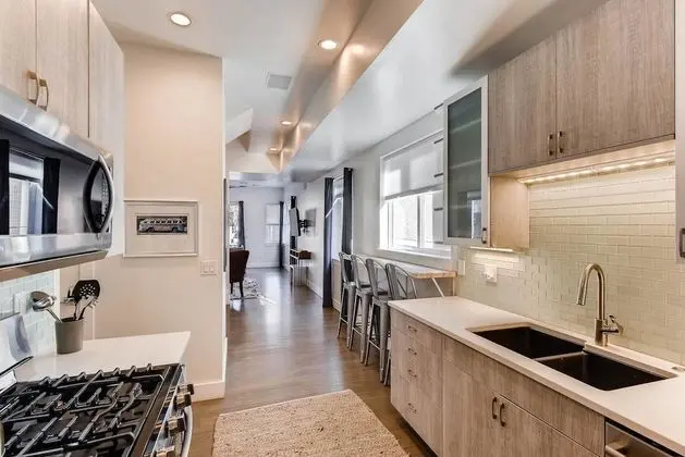 The Highland Square Experience Lohi Townhome With Hot Tub - Mutfak