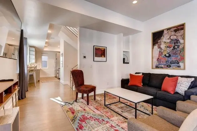 The Highland Square Experience Lohi Townhome With Hot Tub - Oda Düzeni
