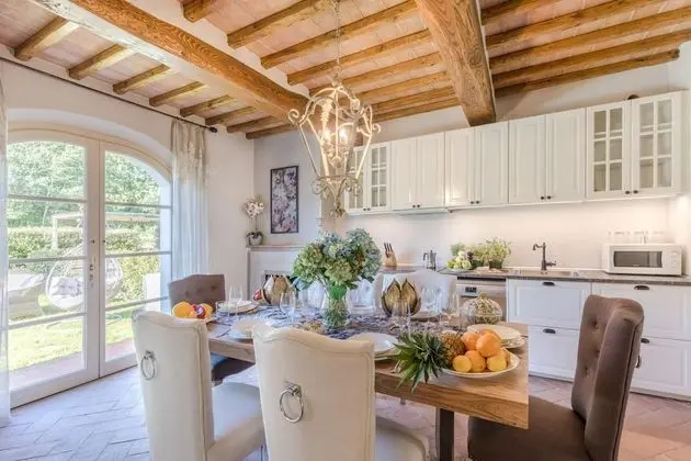 Villa Hilary a Convenient Luxury 4 Bedrooms Villa With Sharing Pool on the Hills by Lucca - Oda