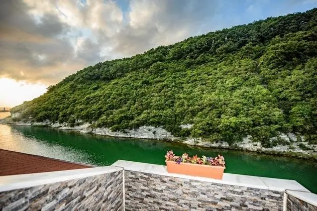 Hill River Hotel