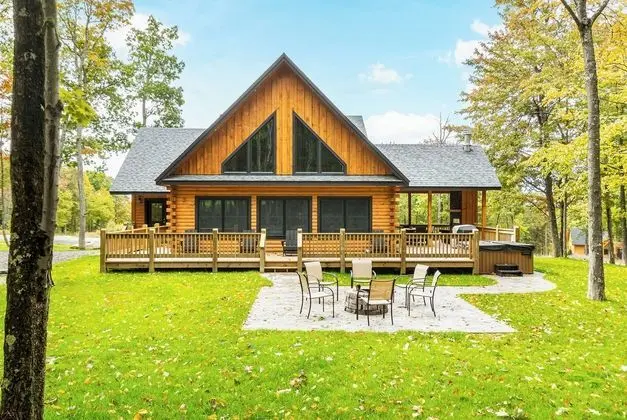 Hilltop Hideaway - Öne Çıkan Resim