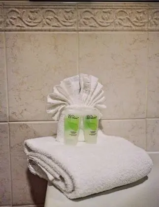 Hilltop Inn & Suites - North Stonington