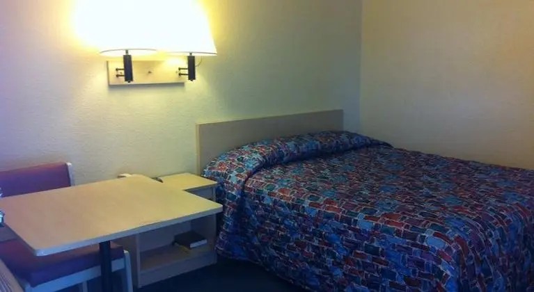 Hilltop Inn & Suites
