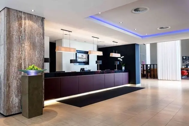 Hilton Düsseldorf - Lobi