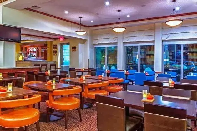 Hilton Garden Inn Cleveland Airport  - Bar