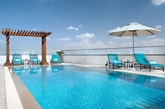 Hilton Garden Inn Dubai Al Muraqabat - Havuz