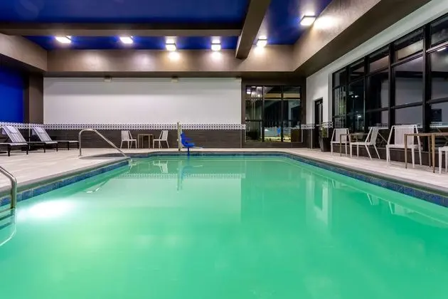 Hilton Garden Inn Hays - Havuz