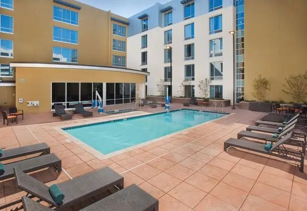 Hilton Garden Inn Los Angeles/Burbank, CA - Havuz