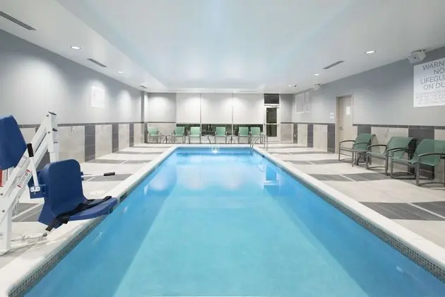 Hilton Garden Inn Omaha Aksarben Village, NE - Havuz