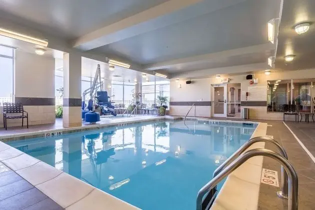 Hilton Garden Inn Salina - Havuz