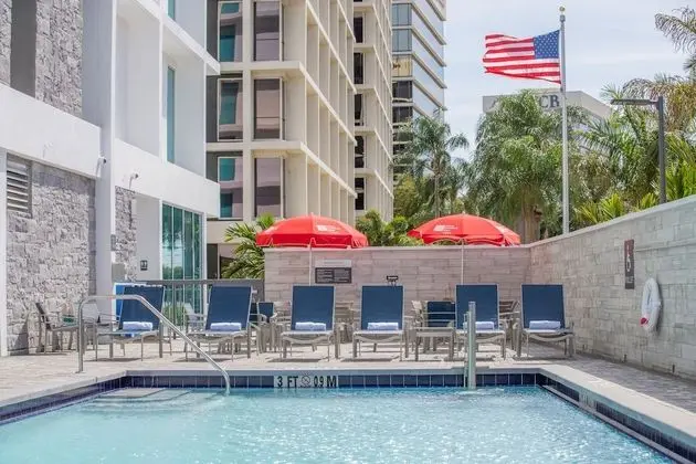 Hilton Garden Inn West Palm Beach I95 Outlets - Havuz