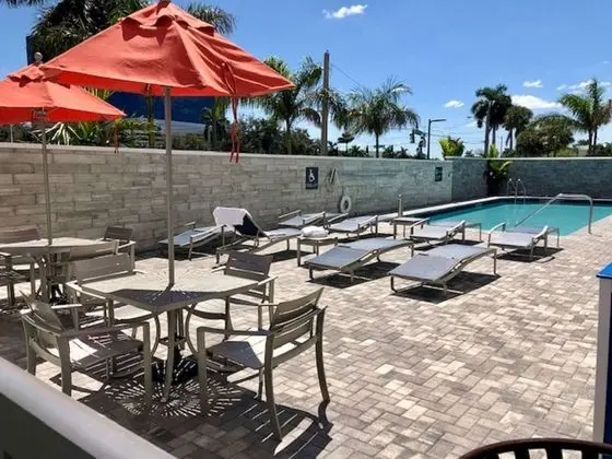 Hilton Garden Inn West Palm Beach I95 Outlets - Havuz
