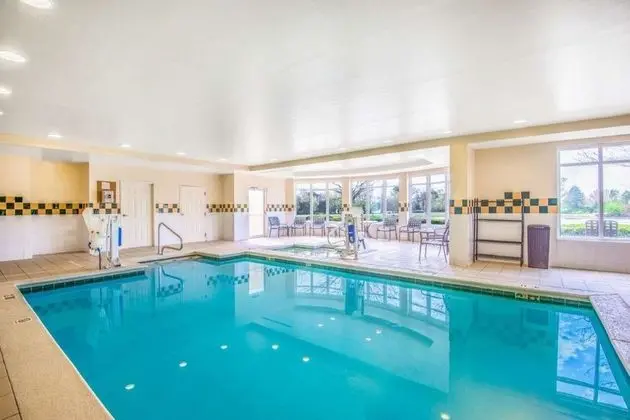 Hilton Garden Inn Wichita - Havuz