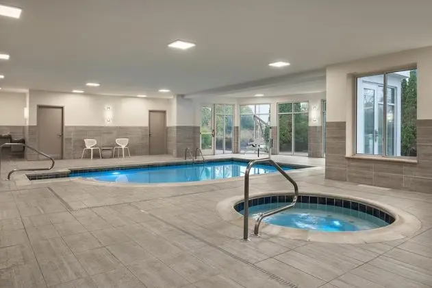 Hilton Garden Inn Wooster - Havuz